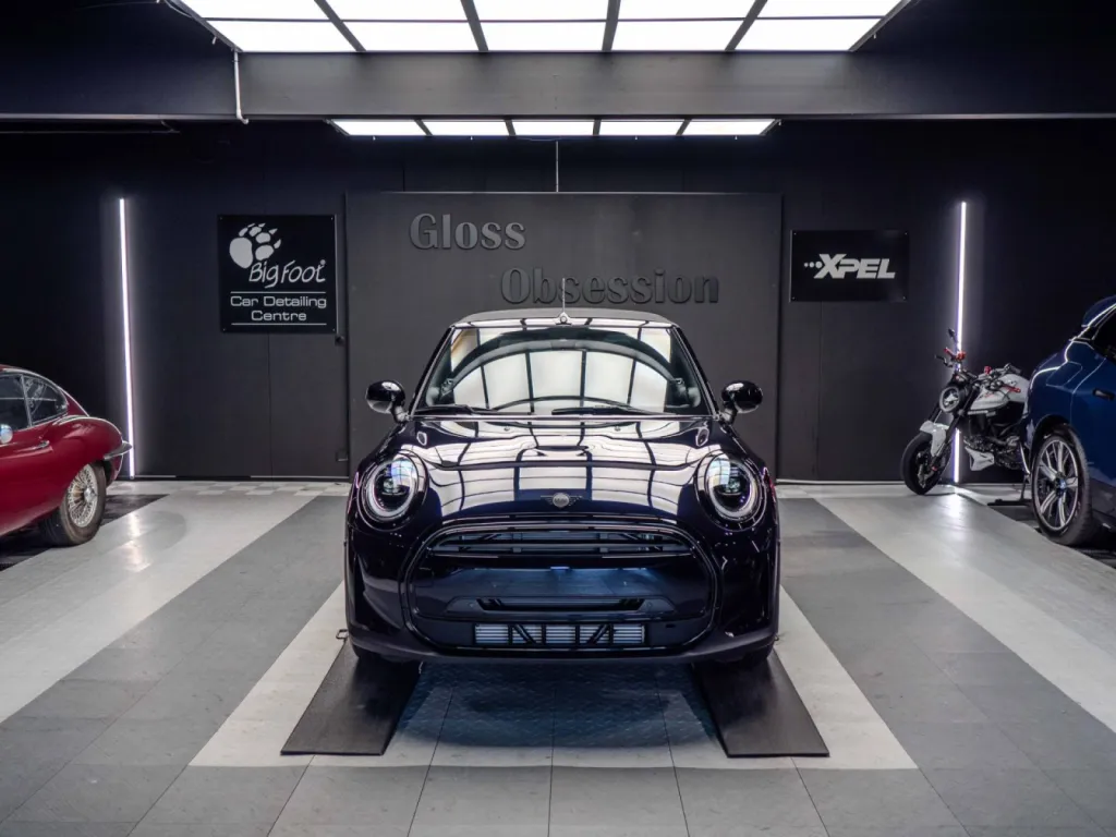 Mini Cooper protégée avec un film PPF XPEL appliqué pour un client de Lorient.