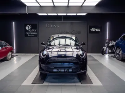 Mini Cooper protégée avec un film PPF XPEL appliqué pour un client de Lorient.