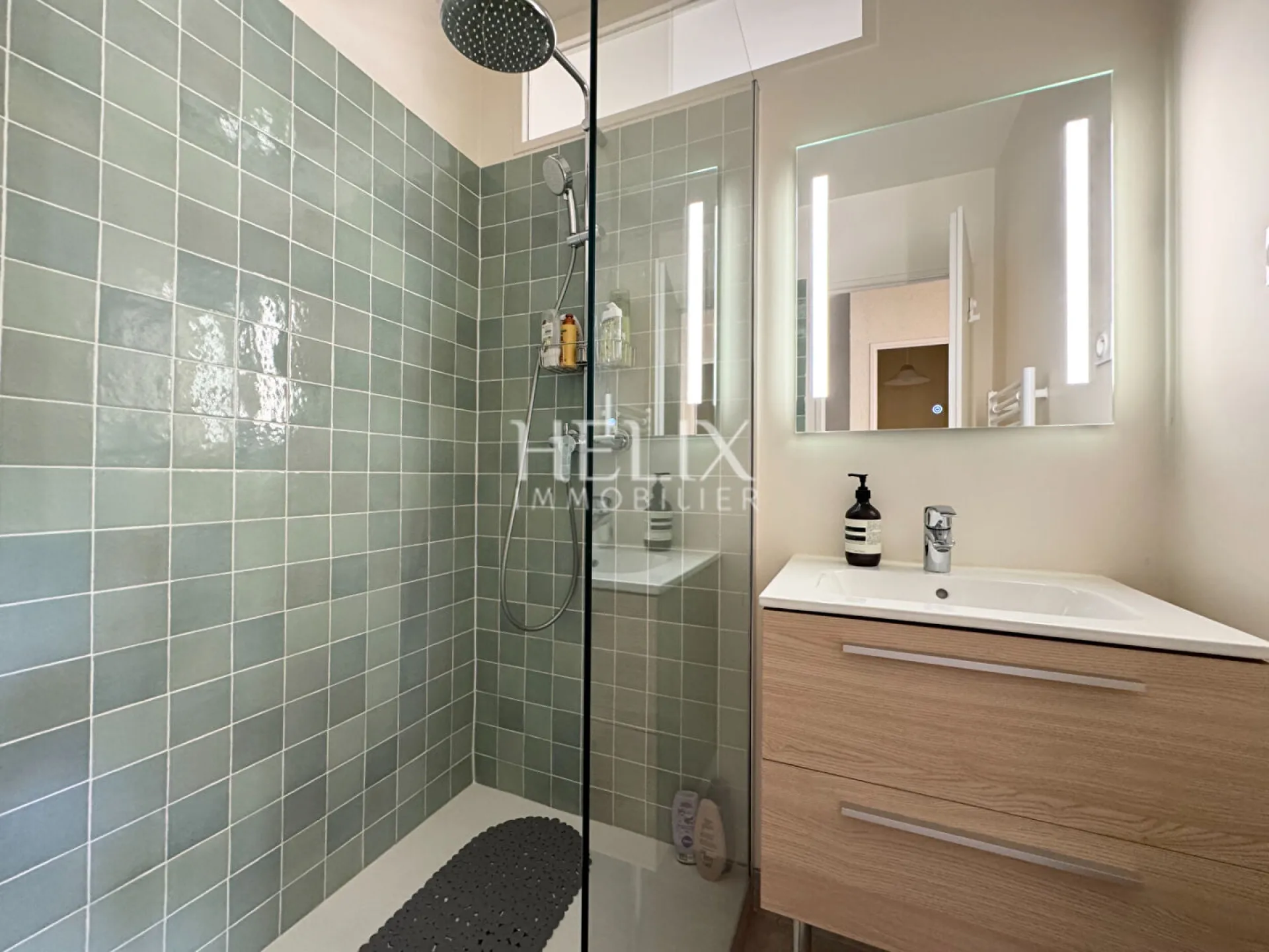 Dans secteur très privilégié de Fourqueux, proche du golf, du Lycée international de Saint -Germain-en-Laye et des accès A13/A14, une jolie maison édifiée sur un terrain de 390 M2.