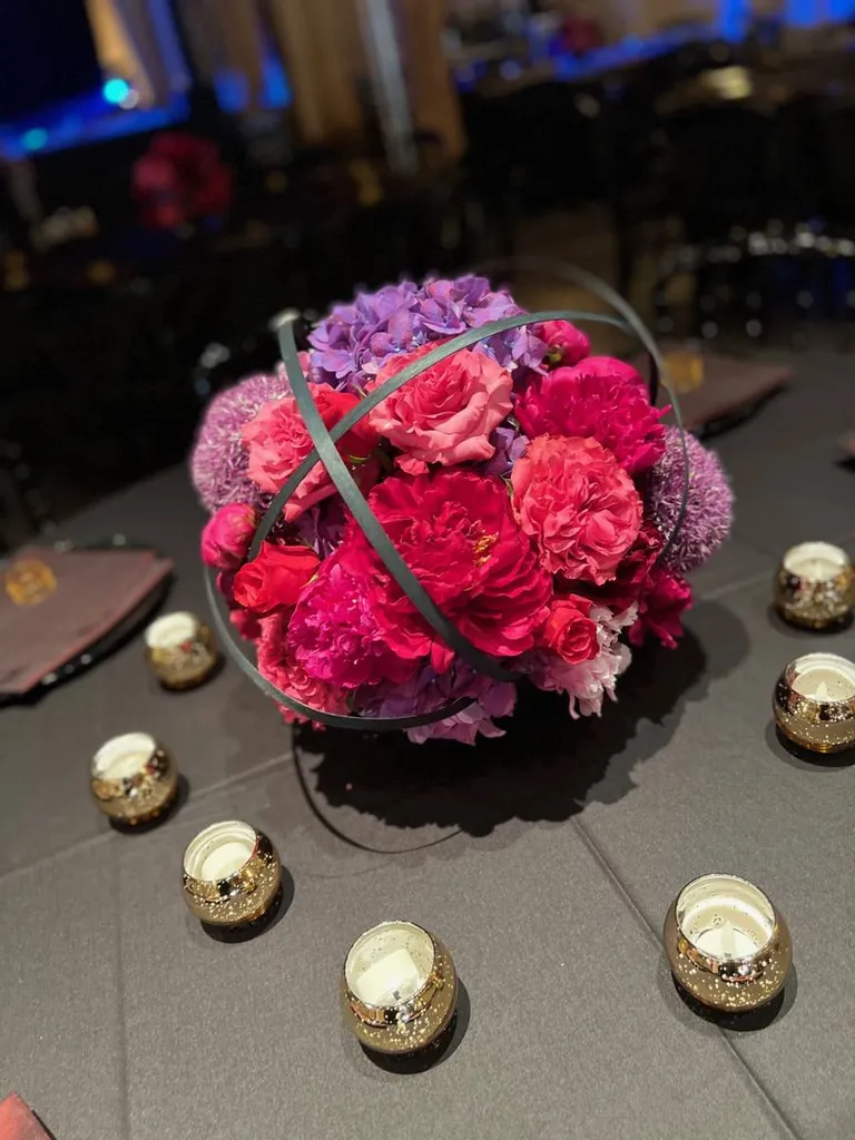 Centre de table rond avec pivoines roses et violettes