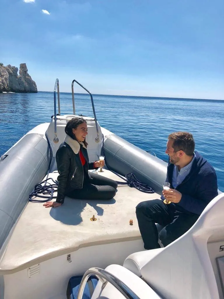 Amour et Évasion en Bateau Privatisé : Vivez une Balade Romantique avec l'Eden Boat