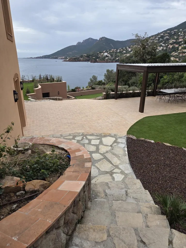 Pose de terre cuite avec création d’escalier et béton désactivé pour aménagement extérieur à Théoule-sur-Mer par Chatti Construction