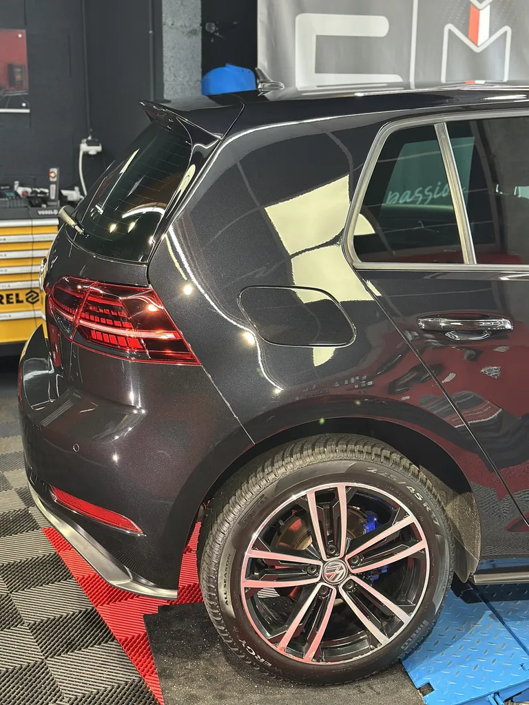 Restauration Volkswagen Golf GTE polissage Traitement céramique sur Lyon 