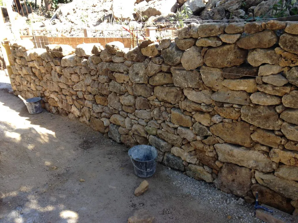 Rénovation d'un mur de soutènement en pierre à Salon-de-Provence