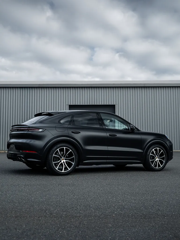 Covering complet noir satin de chez Avery pour ce Porsche Cayenne