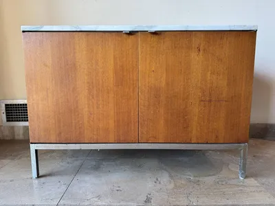 Meuble de Florence KNOLL adjugé 1300 € le 21 /03/2026