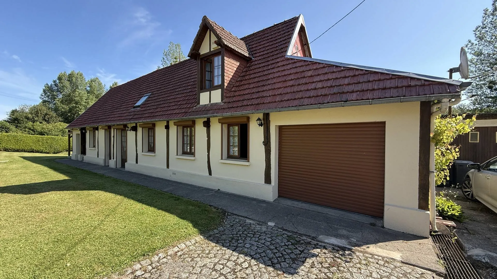 À vendre à Saint-Hellier : longère de 80 m² sur 1 945 m² de terrain avec nombreuses dépendances