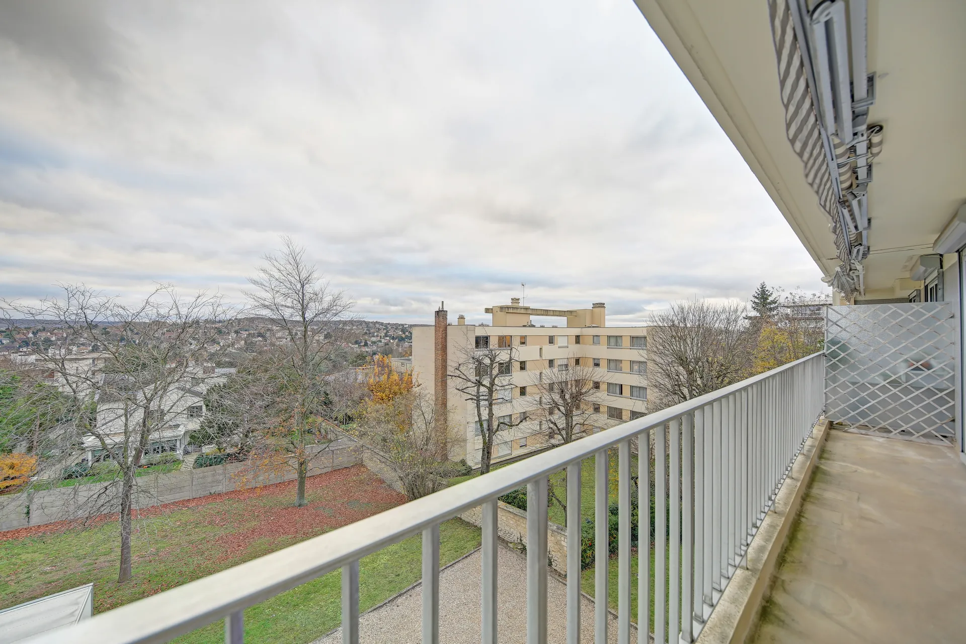 Vue exterieure du balcon terrasse