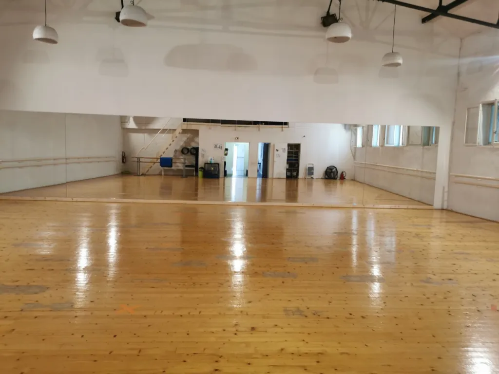 Conception d'un miroir sur mesure de grandes dimensions en verre pour un kinésithérapeute sur Pelissanne