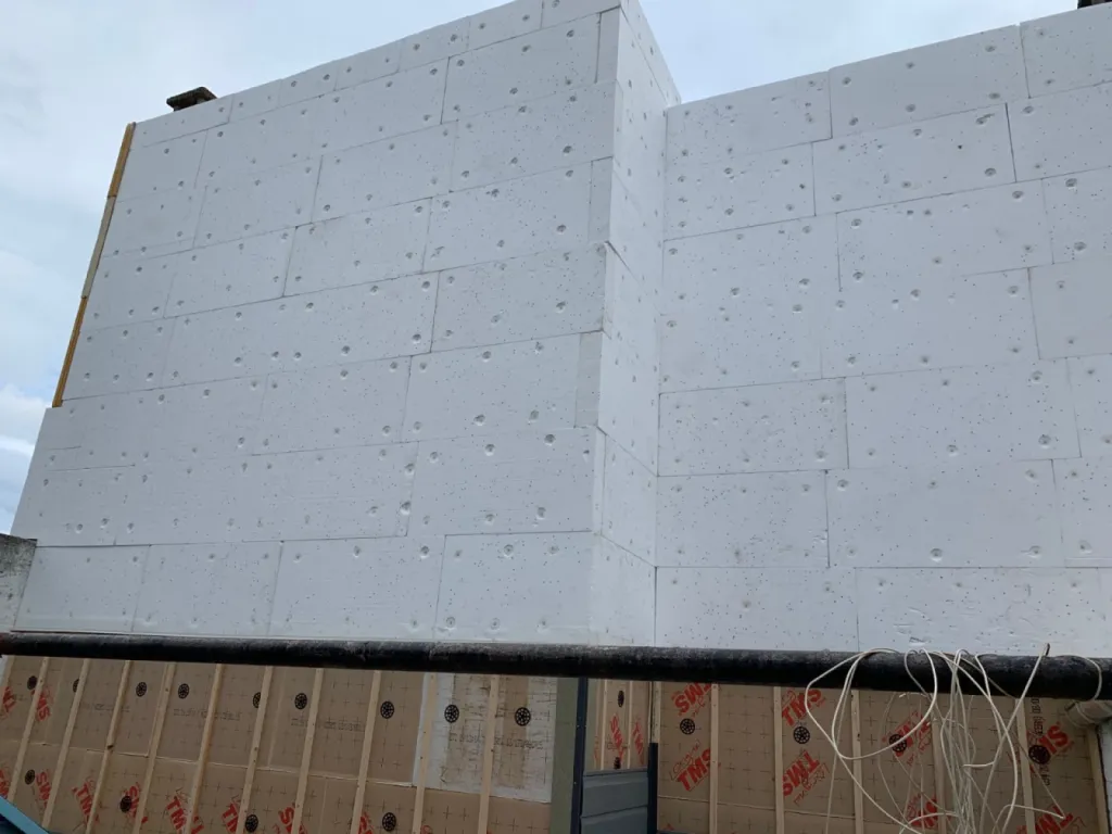 Réalisation d'une isolation par l'extérieur dans le secteur centre ville du Havre (76) - Normandie - Finition ravalement enduit projeté  aspect gratté