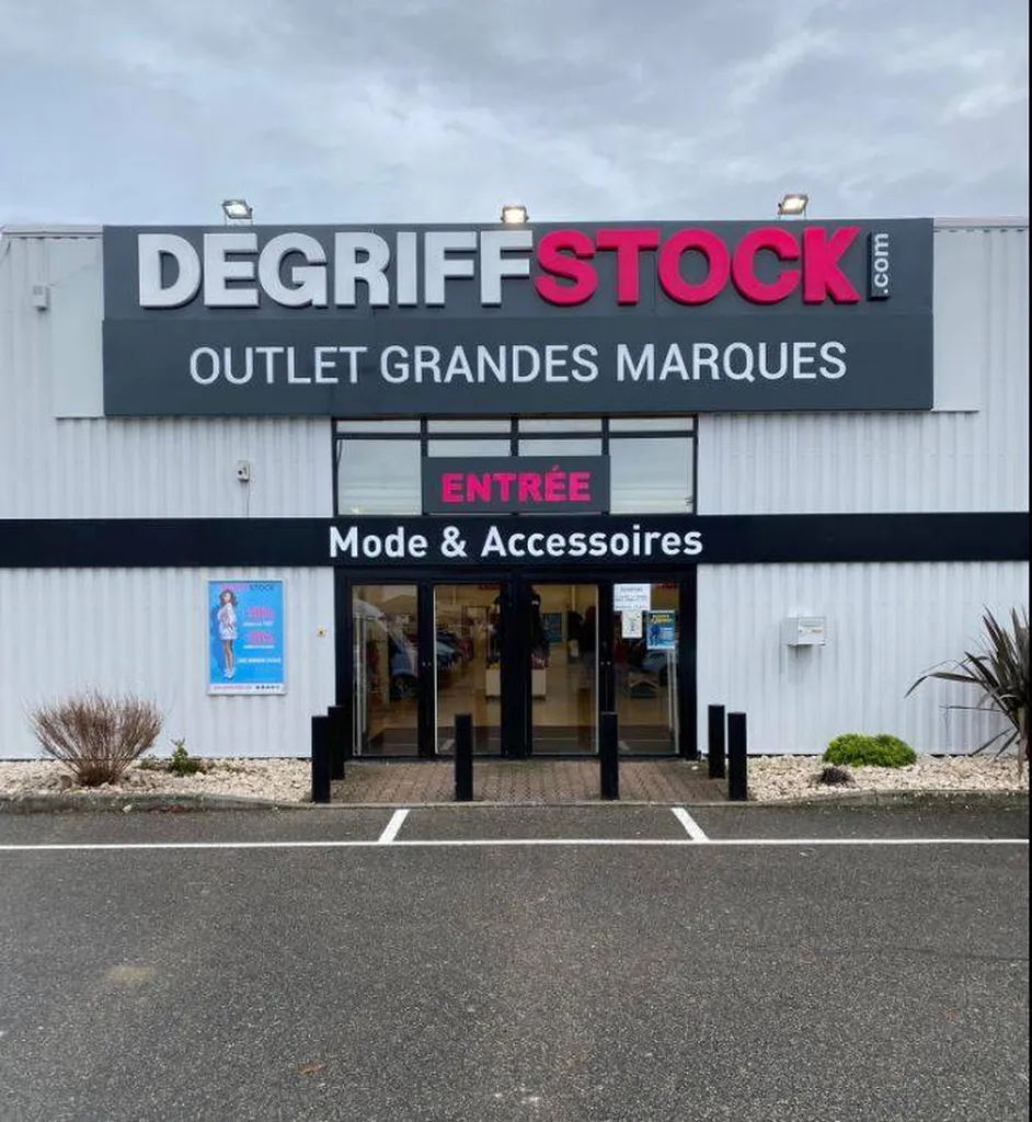 Enseigne lumineuse en alucomposite avec lettre boitiers au Degriff Stock de Montoban 