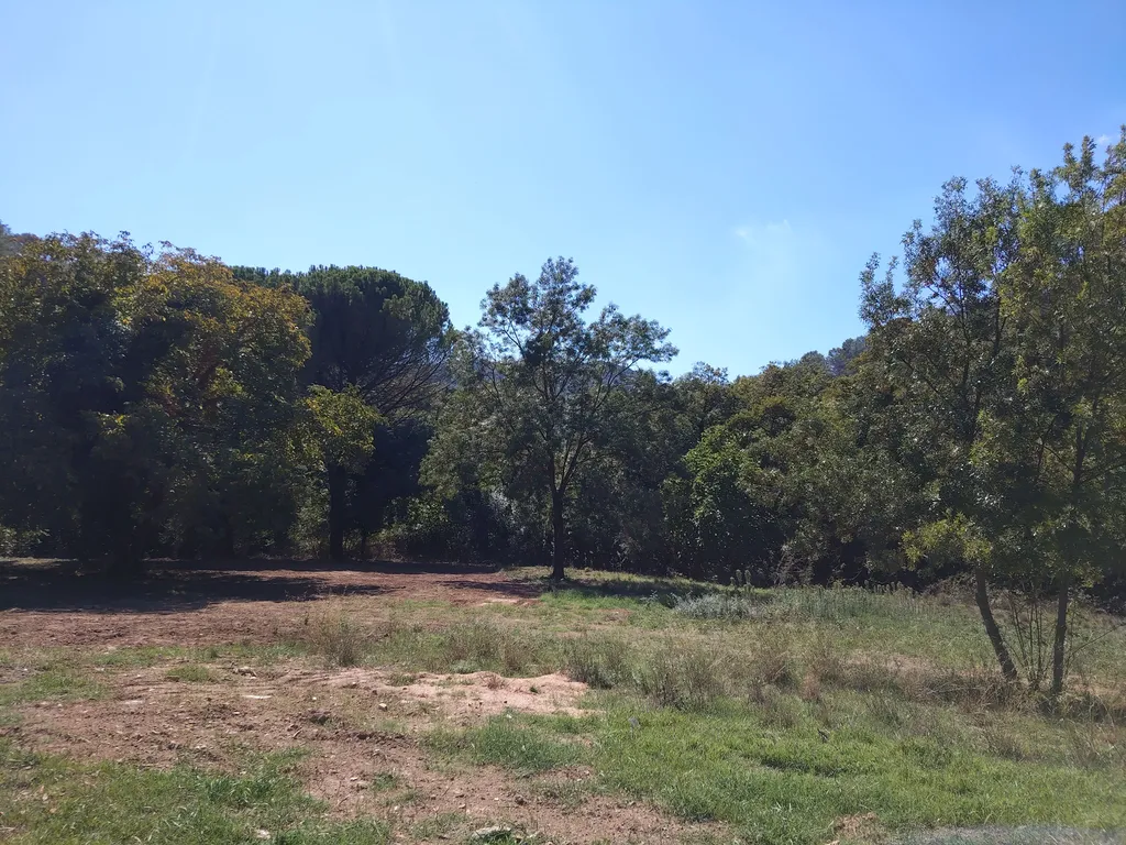 Disponible à la vente par notre partenaire foncier, terrain constructible de 1832 m² entre Solliès-Toucas et Belgentier