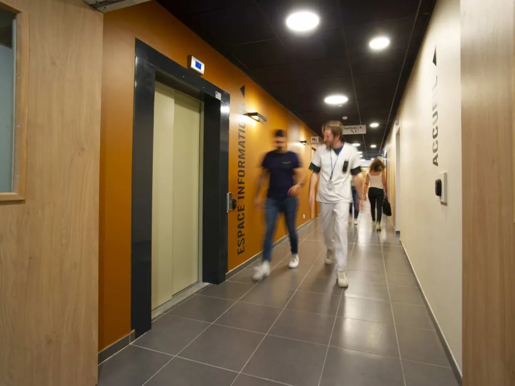 reportage photohraphique établissement de soins couloir