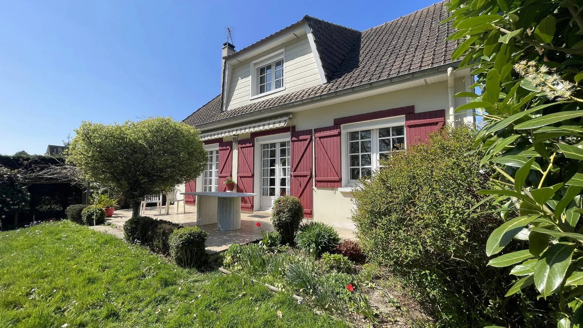 À vendre : Jolie maison de campagne de 110,8m² à Grèges, à 15 minutes de Dieppe, avec sous-sol complet et beau jardin clos.
