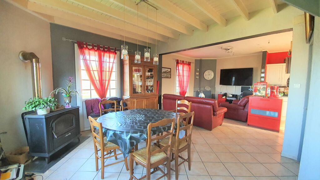 A vendre charmante villa de 103 m² habitables, 4 chambres, VUE MER, située sur l'axe Dieppe - Le Tréport, à deux pas de la plage. Petit-Caux 76370