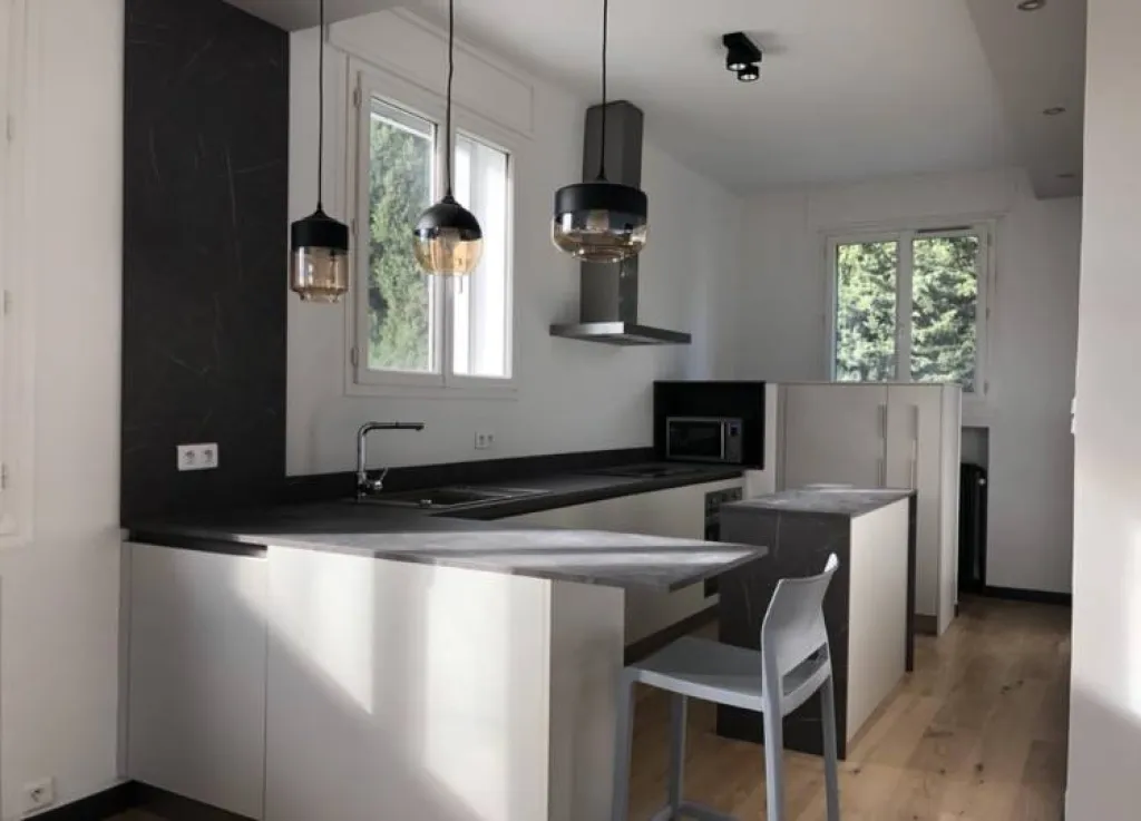 Installation d'une cuisine italienne moderne sur mesure à Toulon dans le 83