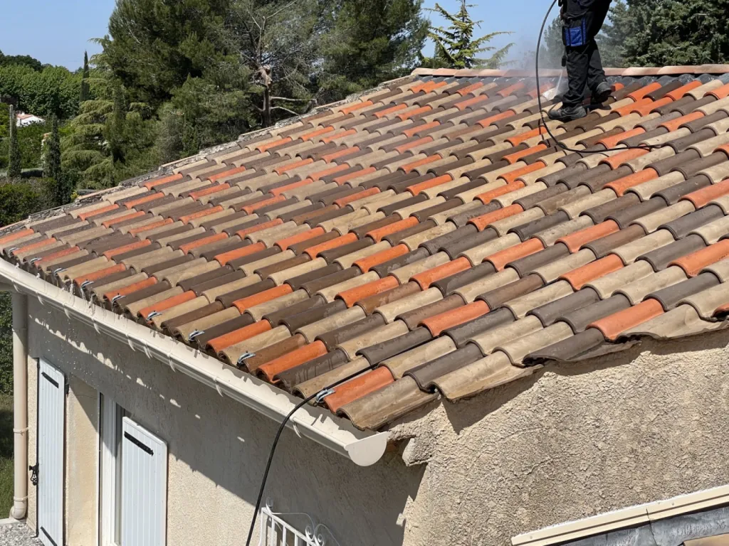 Nettoyage de toiture en tuile mécanique Romane d'une maison individuelle sur Martigues