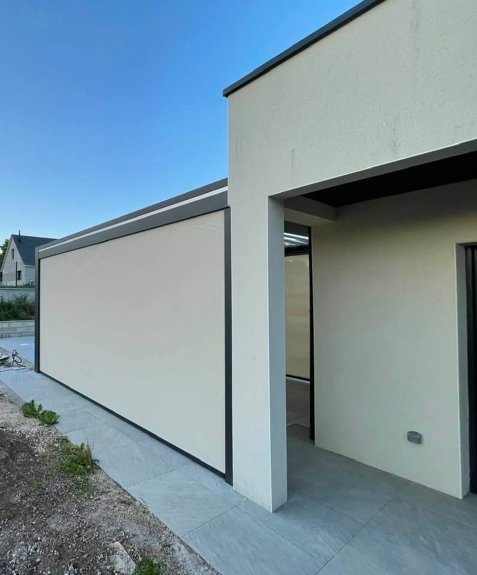 Pergola bioclimatique en aluminium à Andelnans attenante gris 7016 avec strip LED installée à Andelnans dans le Territoire de Belfort. 