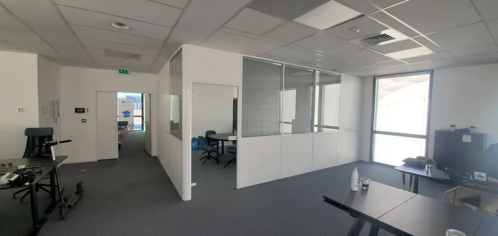 Cloisons de bureau semi-vitrées avec porte vitrée - Installation à Marseille
