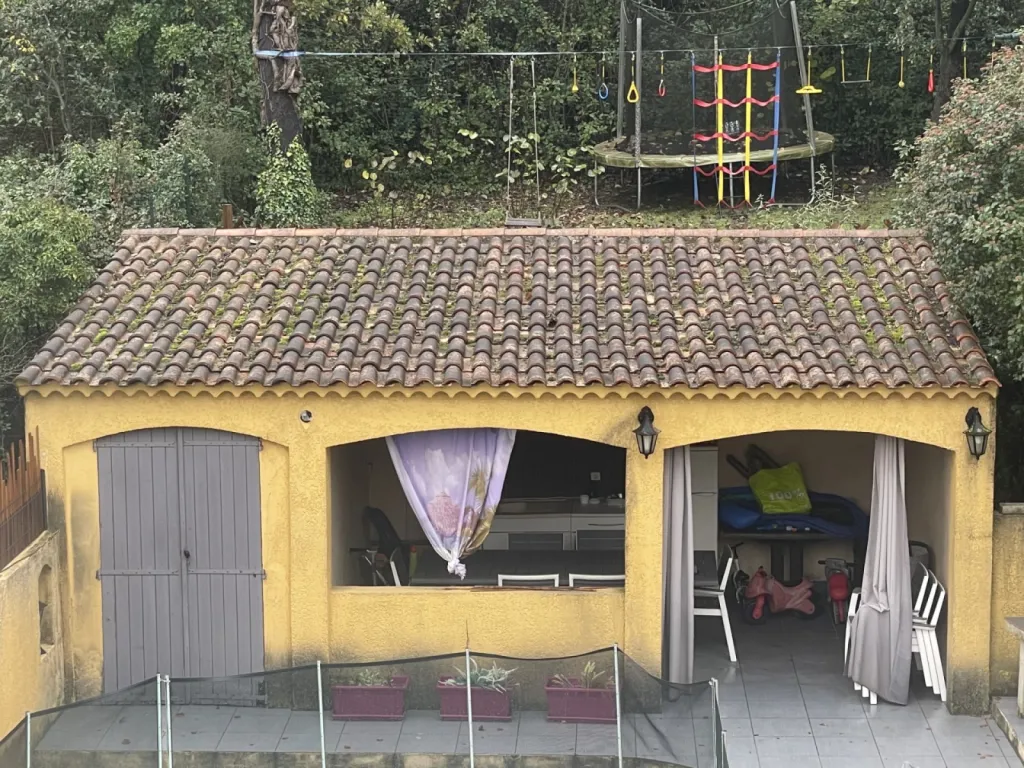 Nettoyage et traitement des tuiles mécaniques d’une Maison près de Martigues.