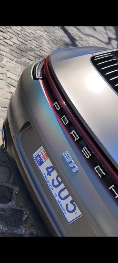 Porsche 911 : nettoyage extérieur premium et décontamination complète à Montauroux près de Tourrettes