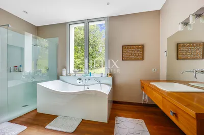 Maison à 7 minutes du centre de Saint Germain en Laye 10 pièces 410 m2 sur terrain de 3700 m2 avec piscine intérieure 8x4m très belles prestations