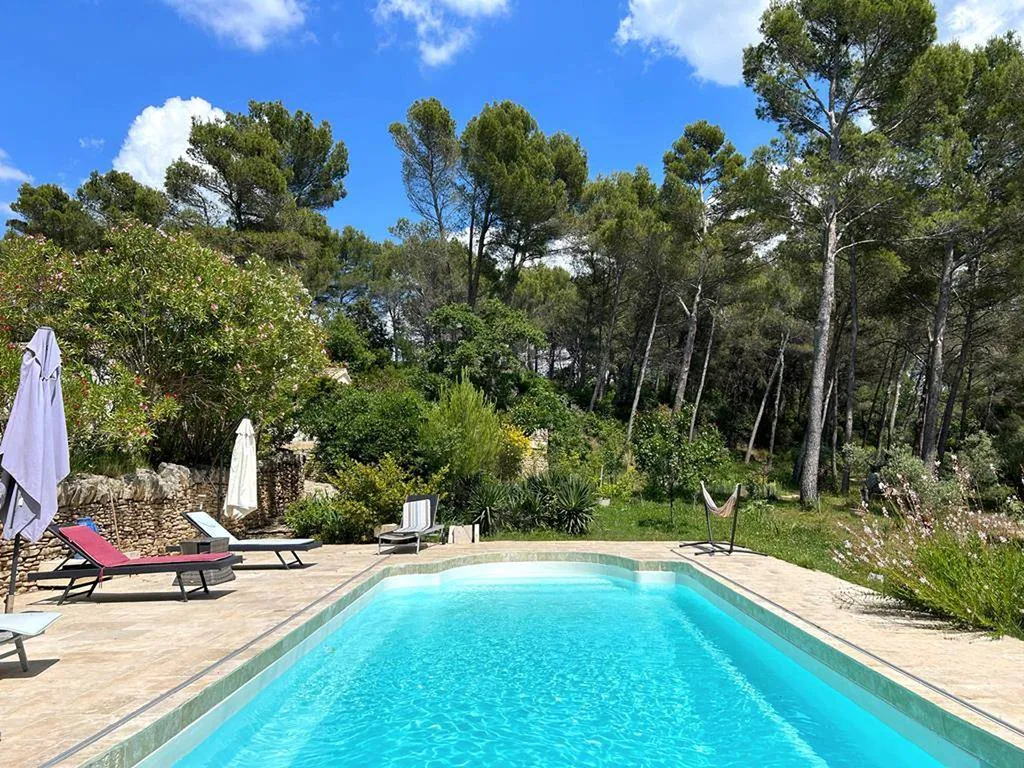 PERNES-LES-FONTAINES : MAISON DE PLAIN-PIED EN POSITION DOMINANTE AU COEUR D'UNE PINÈDE   