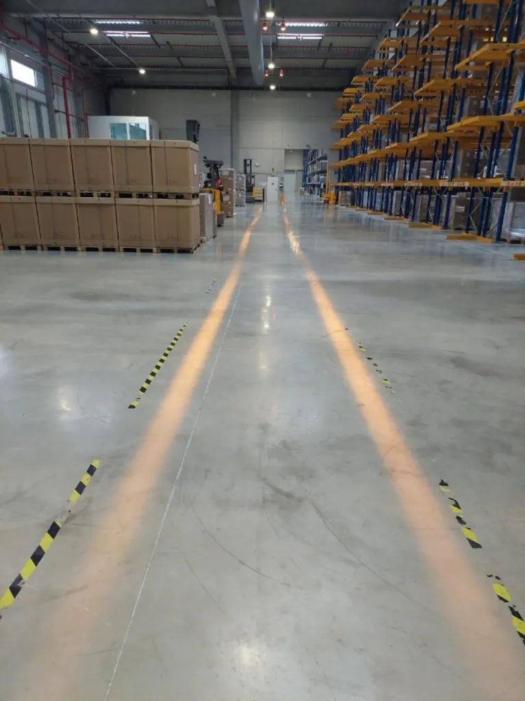 Installation de projecteurs de ligne LED pour la délimitation des zones piétonnes dans une zone logistique à Puget-sur-Argens en Dordogne Installation de projecteurs de ligne LED pour la délimitation des zones piétonnes dans une zone logistique à Puget-sur-Argens en Dordogne