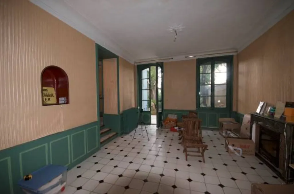 Le salon AVANT travaux d'une maison de ville dans le Luberon par Inspirations d'Intérieurs 