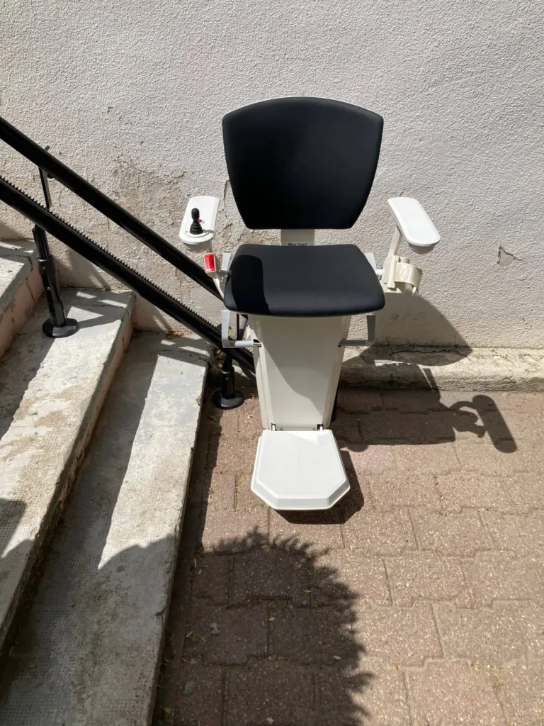 Originalité du coloris noir iur l'assise et le rail de ce fauteuil monte escalier extérieur près d'Avignon