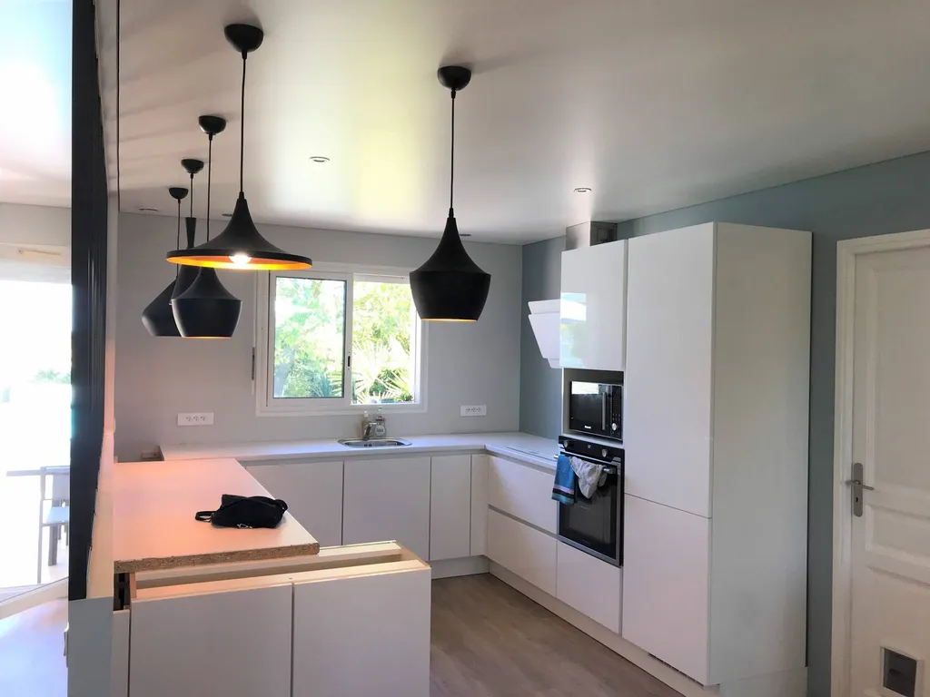 Chauffage dans cuisine ouverte avec plafond tendu mat blanc - Grenade