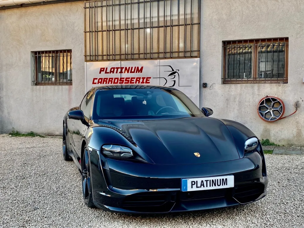 Réparation carrosserie SUR Porsche Taycan à Cassis choc avant avec véhicule de prêt