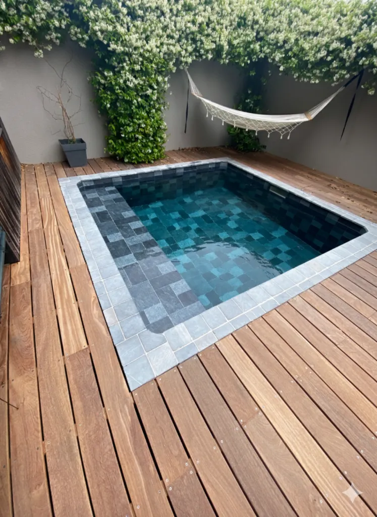 Faut-il un permis de construire pour installer une piscine enterrée de moins de 10 m² dans un jardin à Bordeaux ?