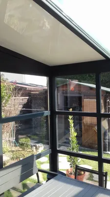 Pose d'une véranda en aluminium de marque Technal de couleur noire à Simiane