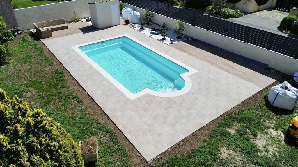Pose de carrelage effet bois pour terrasse et plage de piscine à Cabriès-Calas 13
