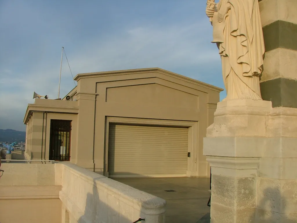 Installer un rideau métallique à lames microperforées à Marseille