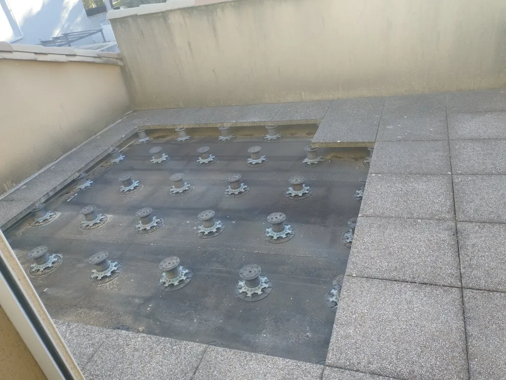 Démontage de dalles béton avec étanchéité de toiture et pose de terrasse en composite à Saint-Jean-de-Védas près de Montpellier