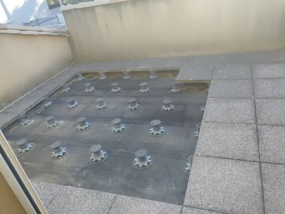 Démontage de dalles béton avec étanchéité de toiture et pose de terrasse en composite à Saint-Jean-de-Védas près de Montpellier