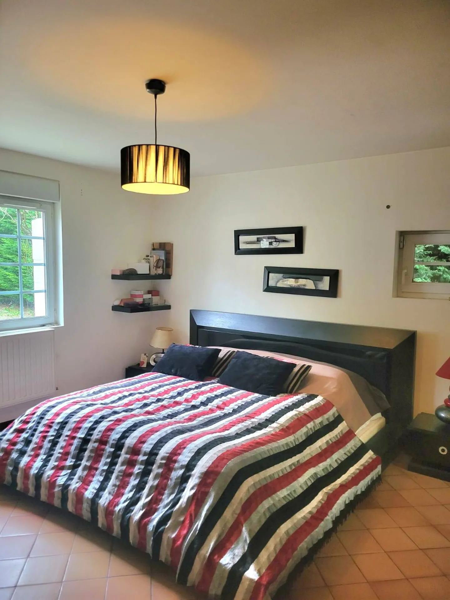 À 9 minutes de Lisieux (14100) et 40 minutes de Deauville (14800), authentique maison normande à colombages de 153 m² offrant une vie de plain-pied.