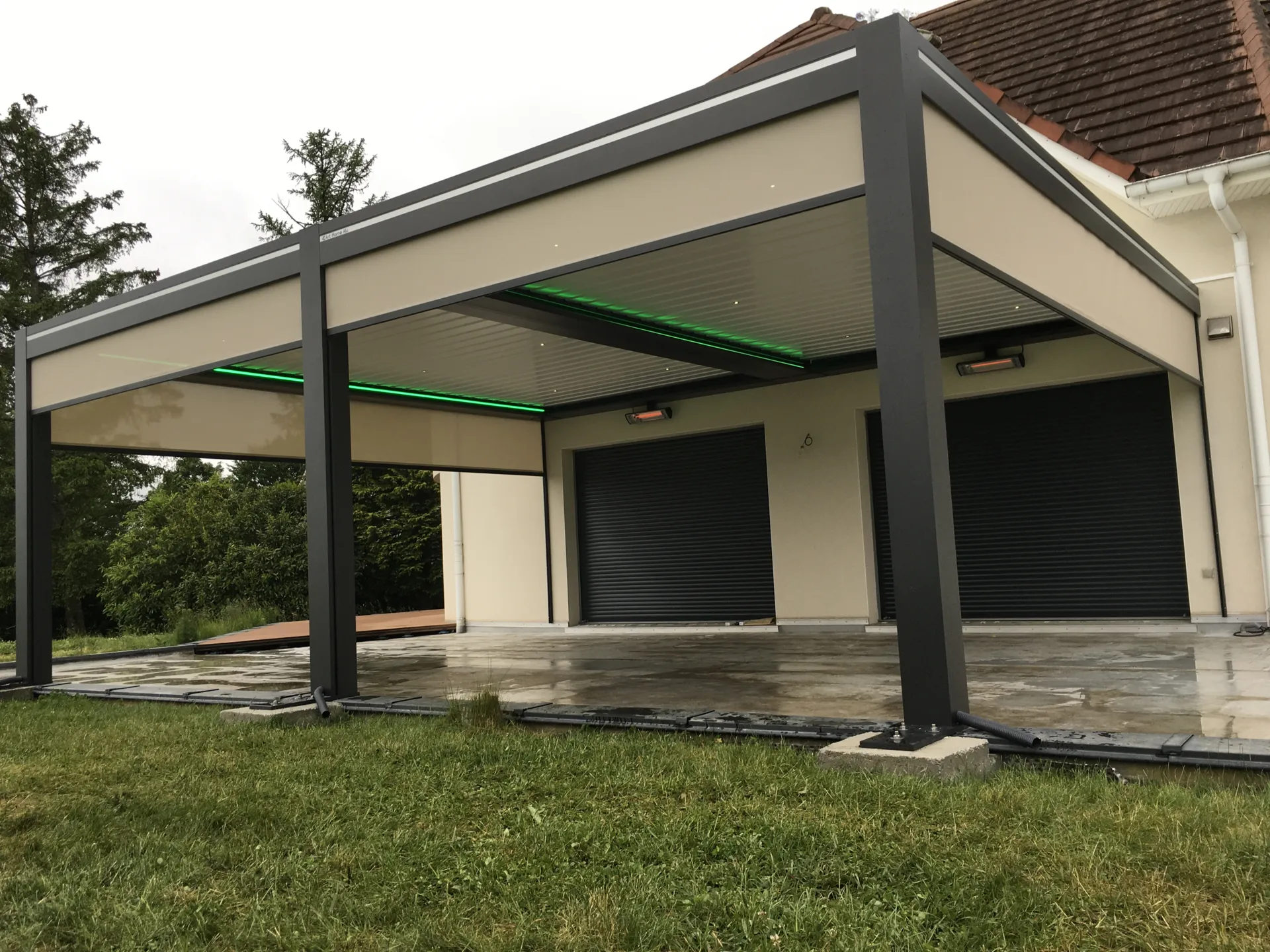 Vente et pose de pergola bioclimatique aluminium double module laqué teinte noir 2100 sablé attenante à la maison à Dorans près de Belfort