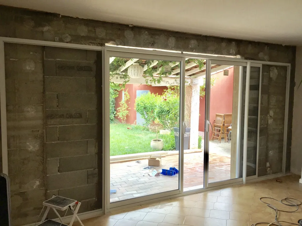 Photo PENDANT l'installation de la baie vitrée à glandage sur MARIGNANE