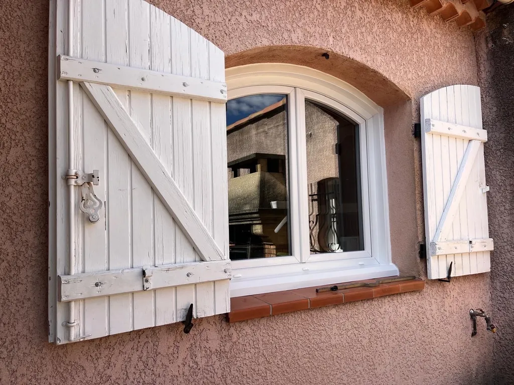 Sublimez Votre Habitat avec Oknoplast : Rénovation de Portes-Fenêtres et Fenêtres Cintrées par SMA sur Istres