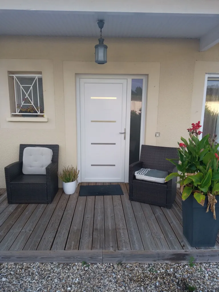 Installation d’une porte d’entrée en PVC blanc avec panneau latéral vitré à Mérignac