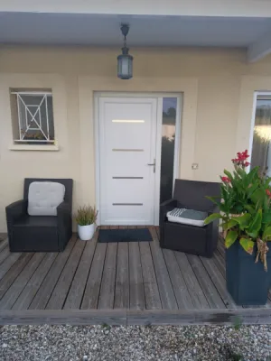 Installation d’une porte d’entrée en PVC blanc avec panneau latéral vitré à Mérignac