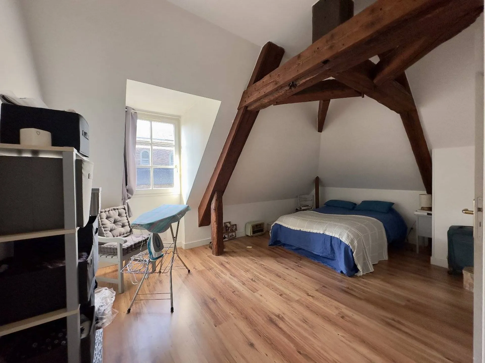 Vends Appartement en duplex de 59.57m² loi carrez au 1er étage d'une résidence sécurisée avec un emplacement de stationnement privé.