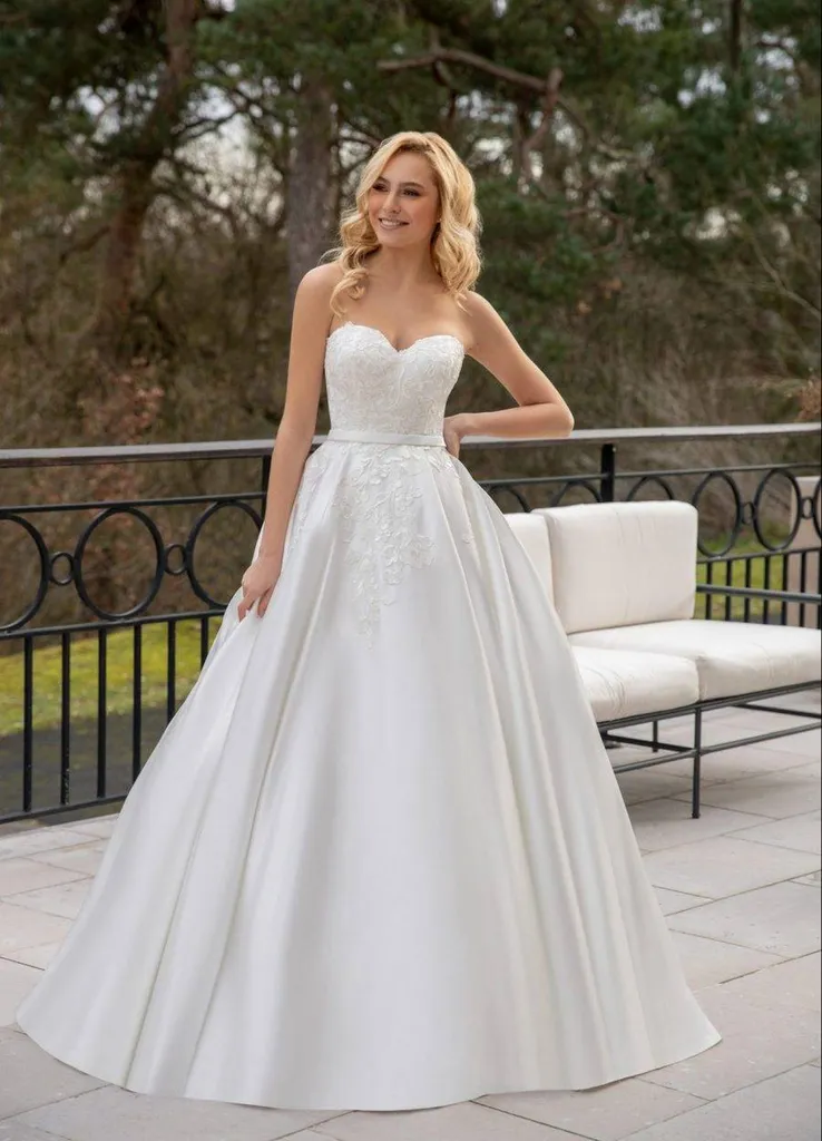 Robe de mariée petit budget robe de créateur avec bustier brodé à MARSEILLE