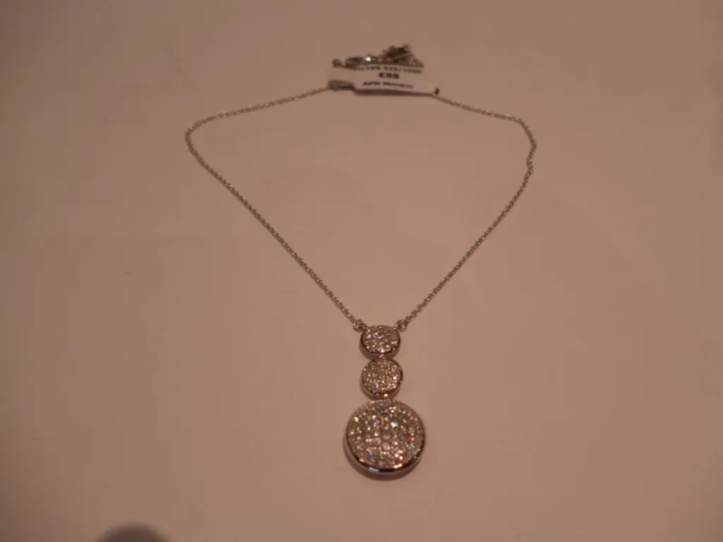Collier en argent rhodié serti de zircons poids: 3,07 prix: 88€  REF 36309