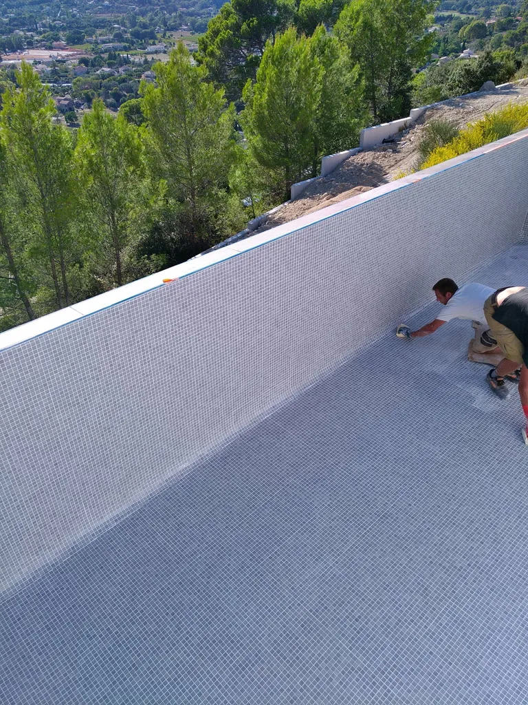 Joint epoxy pour piscine maçonnée assurant étanchéité durable et finitions haut de gamme à Draguignan