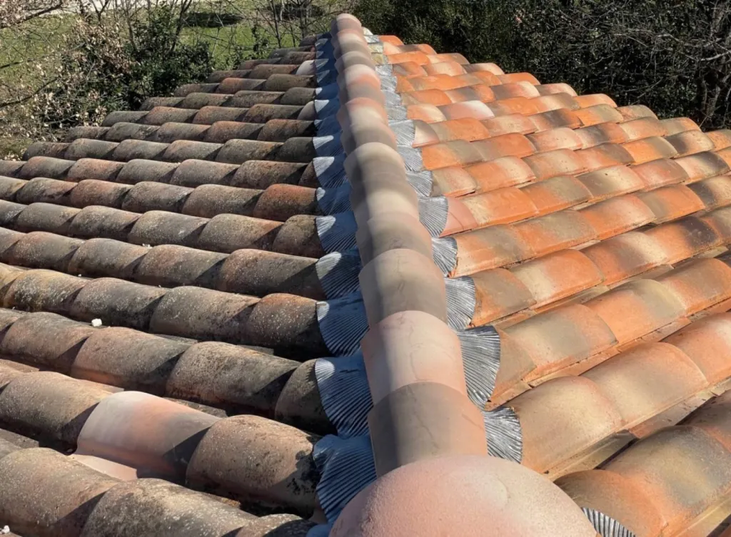 Nettoyage et traitement d’une toiture de maison sur Istres près de Martigues.