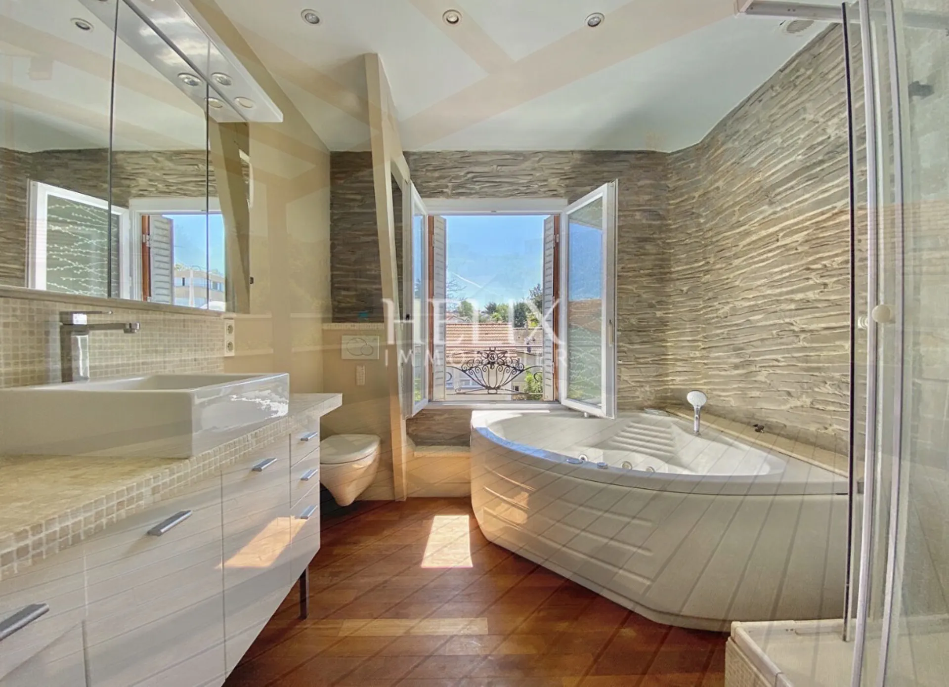 En exclusivité maison à vendre à Nanterre, charmante maison des années 1930 de 170 m2 avec 5 chambres, jardin, garage et toit terrasse